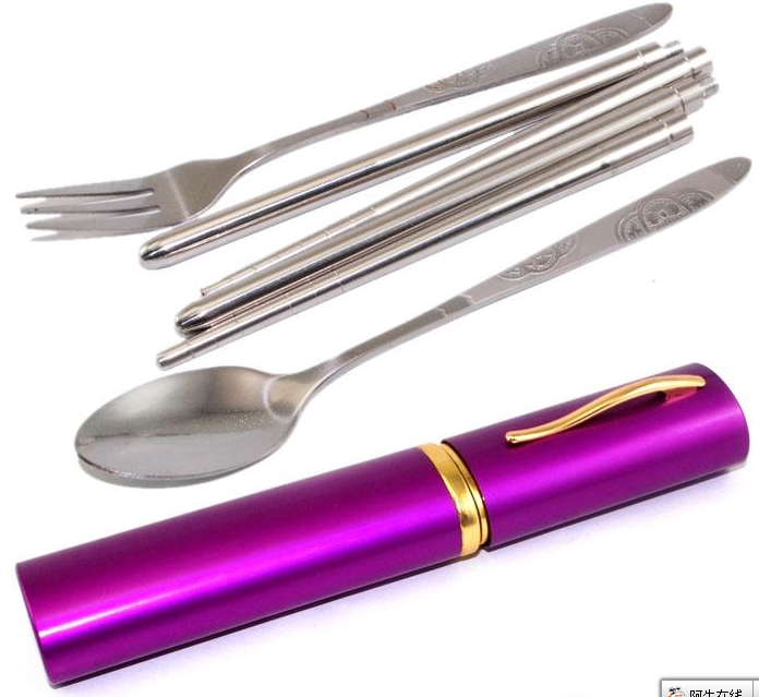 21. Bộ thìa dĩa du lịch: Nhỏ, gọn, có thể dễ dàng sử dụng đồ ăn.