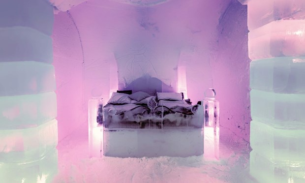 Khách sạn băng Sorisniva Igloo, Na Uy: Nằm ở Norwegian Lapland, Sorisniva Igloo được bao quanh bởi núi đồi, rừng thông trên cao nguyên Finnmark. Ngoài các phòng băng, chiếc đi-văng hay phòng trưng bày, khách sạn còn là nơi lý tưởng nhất để chiêm ngưỡng bắc cực quang va bầu trời bừng sáng với nhiều màu sắc đang nhảy múa như tím, xanh, hồng.