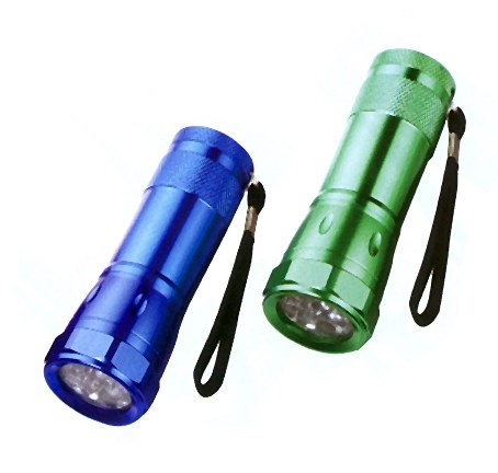 5. Đèn pin: Không có cái đeo trán thì chí ít cũng có cái cầm tay nhỏ như này. Đi buổi tối trong rừng mà ko có đèn pin thì xác định rất mệt.