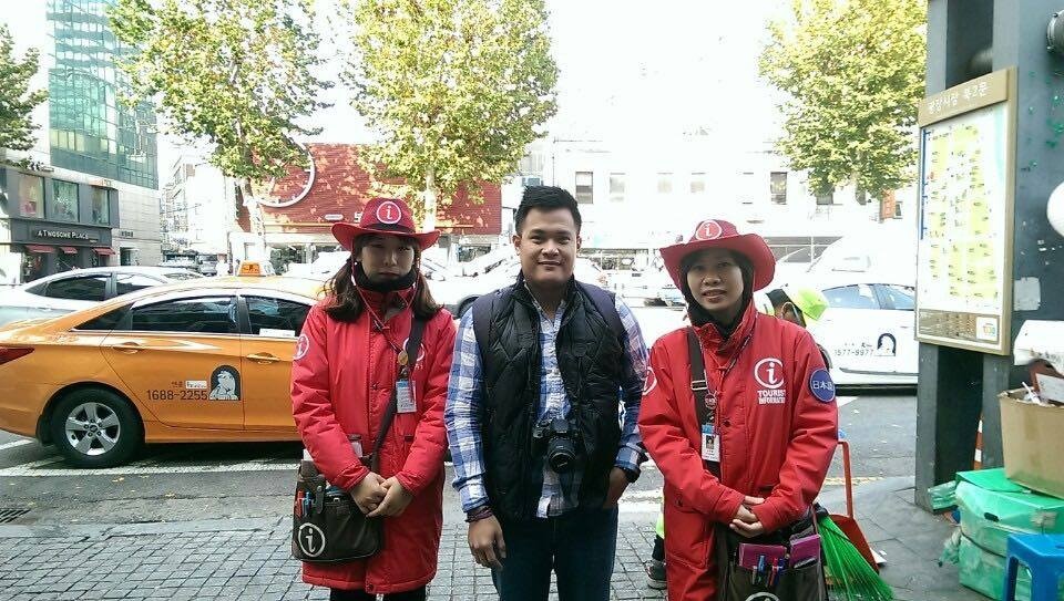 Đội ngũ cung cấp thông tin du lịch trên đường phố Hàn Quốc: Có đây đủ thông tin để giúp cho khách du lịch.