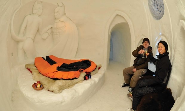  Khách sạn Iglu Dorf, Thụy Sĩ: Iglu Dorf dựng lên những ngôi làng tuyết tại 7 vùng khác nhau. Nếu ở Zermatt, du khách có thể nằm trong bồn tắm ngoài trời để chiêm ngưỡng ngọn núi Matterchor hay ở Zugspitze để quan sát được cả các nước Đức, Úc và Thụy Sĩ.  Cung cấp những căn lều tuyết lãng mạn, chất lượng với bể tắm bằng nước ấm, túi ngủ và phục vụ điểm tâm sáng, bánh pho mát.