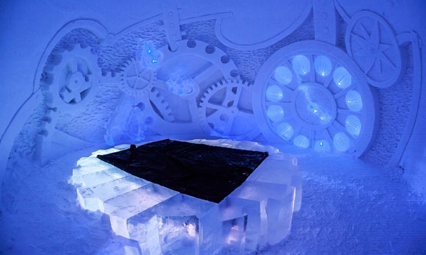 Ngôi làng tuyết, Phần Lan: Ngôi làng tuyết khổng lồ ở Phần Lan được hình thành từ 20 triệu kg tuyết và 360,000 kg băng tinh thể trong suốt, bao gồm một khách sạn, một nhà hàng, một quán ba, ngôi nhà thờ nhỏ để phục vụ cho lễ cưới của du khách.  Mỗi phòng trong khách sạn được trang trí riêng biệt với tác phẩm điêu khắc rất đẹp làm từ băng mang đậm tính chất văn học. Và du khách sẽ có những giấc ngủ ngon khi cuộn tròn trong những chiếc túi ngủ. 