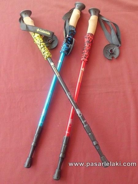 8. Gậy: Leo trèo lên xuống cần phải có 2 cây gậy này.