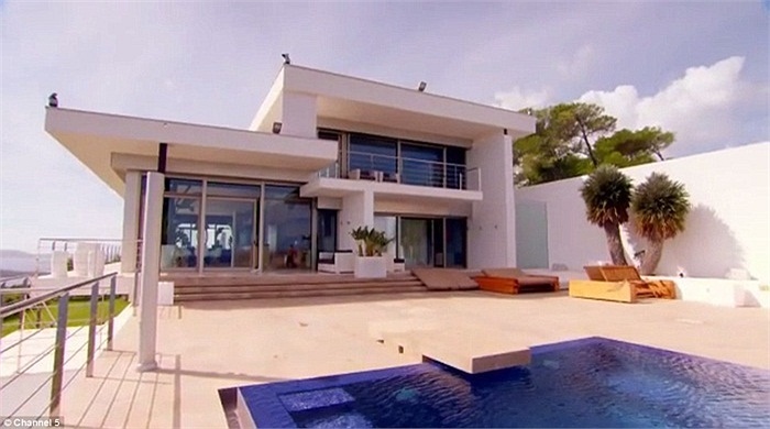 Hai biên tập viên Eamonn Holmes và Ruth Langsford từ show truyền hình Channel 5 How The Other Half Lives đã có cơ hội ghé thăm khu biệt thự siêu sang chảnh dành cho giới đại gia trên đảo Ibiza.