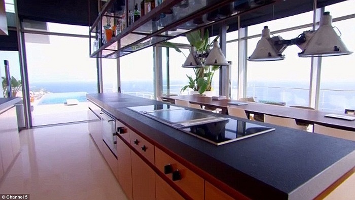 Bếp và phòng ăn thiết kế theo hướng mở ra bể bơi vô cực ngay bên ngoài.