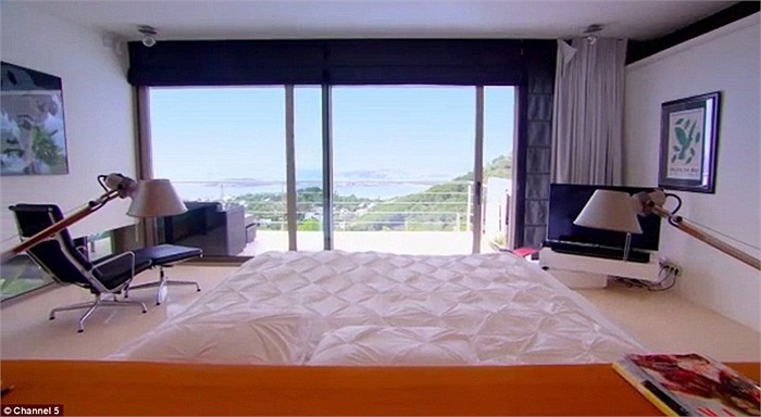 Phòng ngủ sang trọng, tràn ngập ánh sáng tự nhiên.