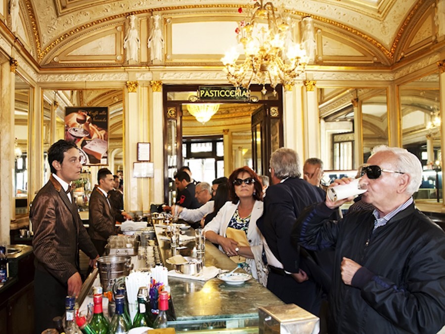 10. Naples, Italy: Mối lương duyên giữa Naples với điện ảnh bắt đầu từ năm 1915 qua bộ phim Assunta Spina. Sau một thế kỷ, hàng trăm bộ phim đã được bấm máy tại thành phố phía Nam Italy này, trong đó có những bom tấn như The Bourne Supremacy (Quyền lực của Bourne – 2004) hay Pompeii (2014). Ảnh: Toni Anzenberger.