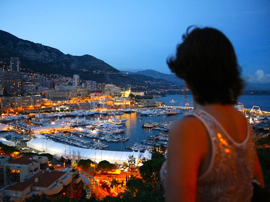 2. Monte Carlo, Monaco: Thành phố là trung tâm hành chính của Công quốc Monaco, nơi đã được nhiều bộ phim nổi tiếng chọn làm bối cảnh. Từ những bộ phim cổ điển như To Catch a Thief (1955) của Alfred Hitchcock đến vài phần của điệp viên Jame Bond của loạt phim 007, đó là còn chưa kể đến bộ phim của Hollywood – Princess Grace. 