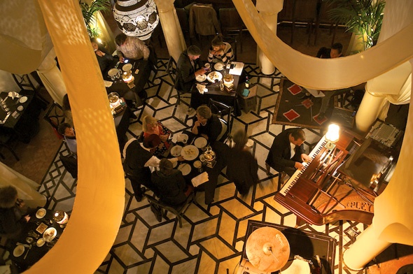 3. Casablanca, Marốc: Một bộ phim từ năm 1942 với sự tham gia của Humphrey và Ingrid Bergman, kể về chuyến tham quan Casablanca từ một càng biển Bắc Phi đã trở thành một biểu tượng điện ảnh toàn cầu. Hiện nay du khách vẫn tới thành phố của Marốc mong tìm được cảm giác hư cấu ngọt ngào như trong bộ phim.