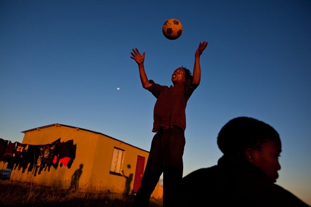 6. Johannesburg, Nam Phi: Đô thị của Nam Phi đã xuất hiện trong các bộ phim Invictus (2009) hay Hotel Rwanda (2004). Trong một bộ phim khác – District 9, mặc dù nội dung kể về cuộc chiến với người ngoài hành tinh với con người, nhưng đó cũng là phép ẩn dụ cho nạn phân biệt chủng tộc ở Johannesburg. Ảnh: James Nachtwey.