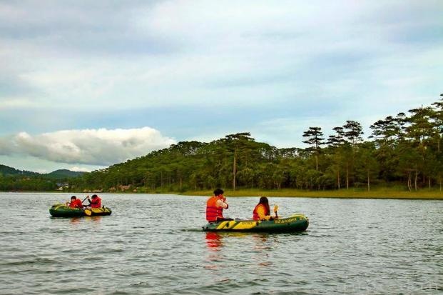 Hồ Tuyền Lâm cuốn hút du khách từ cái nhìn đầu tiên. Một không khí nhè nhẹ ở chớm cuối thu, hoà mình vào buổi sớm tinh mơ giữa không gian rộng lớn của vùng cao nguyên, liệu có cuốn hút bạn?!