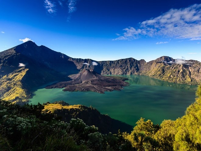 Rinjani (hay Gunung Rinjani) là một trong những ngọn núi lửa cao nhất Indonesia với chiều cao 3.658 mét. Bên cạnh núi Rinjani là một hồ nước hình lưỡi liềm được hình thành trên một miệng núi lửa không còn hoạt động, được xem là một trong những nơi linh thiêng nhất của Indonesia. Mặc cho sự nguy hiểm và độ cao, Rinjani vẫn thu hút rất nhiều khách du lịch, đặc biệt là khách leo núi.