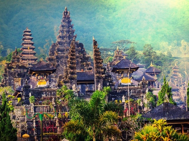 Pura Besakih hay còn gọi là đền Mẹ của Bali, Indonesia, tọa lạc uy nghi trên sườn phía Tây của núi Agung với phong cảnh ngoạn mục hiếm có.