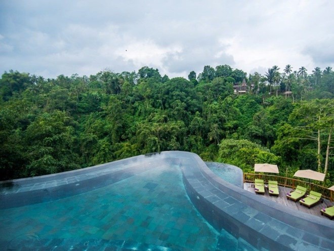 Thả mình vào hồ bơi vô cực tại khách sạn Hanging Gardens, Ubud và tận hưởng khung cảnh thiên nhiên giữa một rừng cây cối tươi tốt bao quanh.