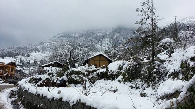 Mẫu Sơn - Lạng Sơn (vùng khí lạnh): Có địa hình đa dạng với độ cao trung bình 800 - 1.000 m so với mặt nước biển, đỉnh Mẫu Sơn vào mùa đông luôn là địa điểm du lịch hấp dẫn khách thập phương. Vùng núi này có khí hậu hai mùa rõ rệt, mùa đông kéo dài từ tháng 11 đến tháng 2 năm sau, nhiệt độ có thể xuống dưới 0 độ và thường xuất hiện băng tuyết. Đến đây, du khách còn có thể khám phá văn hóa dân tộc đa dạng của người Dao, Nùng, Tày, được thưởng thức các sản vật chè tuyết sơn, gà sáu cựa, rượu Mẫu Sơn, hay dịch vụ tắm thuốc của đồng bào Dao.
