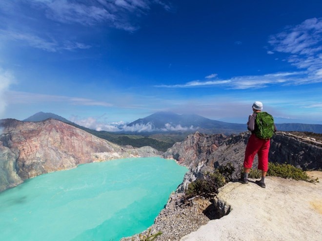 Ngọn núi lửa Ijen Crater nằm ở Đông Java, nổi tiếng với hiện tượng phát ra xung quanh ánh sáng màu xanh dương. Mặc dù nơi này có nồng độ axit cao nhưng nhiều du khách vẫn kéo nhau đến khu vực này để chiêm ngưỡng vẻ đẹp lộng lẫy của nó.