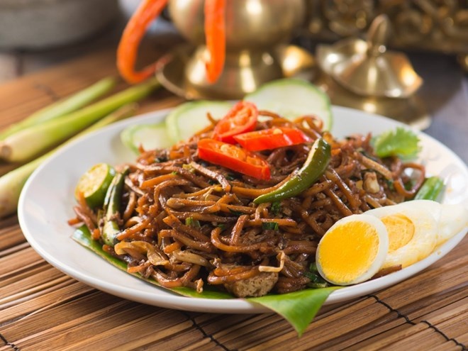 Mie Goreng là một món ăn nổi tiếng của Indonesia được làm từ mì xào với nhiều loại thịt, hành tỏi, trứng hoặc sải sản, thêm cả hẹ, ớt cùng bắp cải và cà chua.