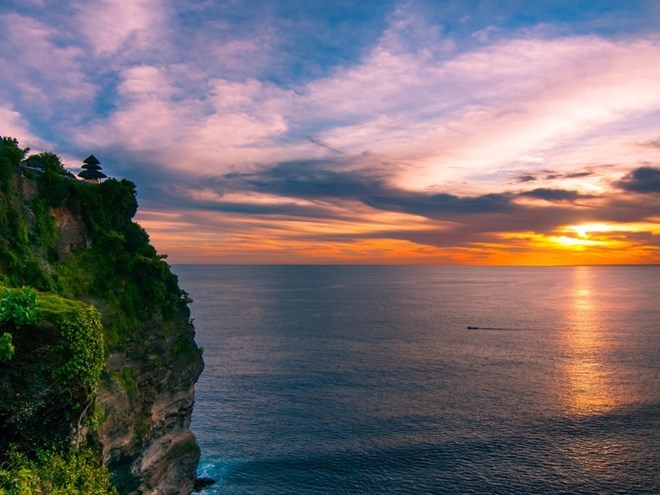 Đền Uluwatu (Pura Luhur Uluwatu) nổi tiếng bởi tọa lạc ở vị trí đặc biệt. Ngôi đền nằm trên vách núi gồ ghề ven biển, cao gần 70 mét. Du khách tới đây đặc biệt yêu thích khung cảnh thiên nhiên hùng vĩ, có thể ngắm nhìn Ấn Độ Dương. Đây cũng là điểm đến lý tưởng để ngắm hoàng hôn.