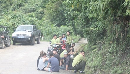 Dieu hanh tour bat hop tac, du khach bi bo doi hinh anh