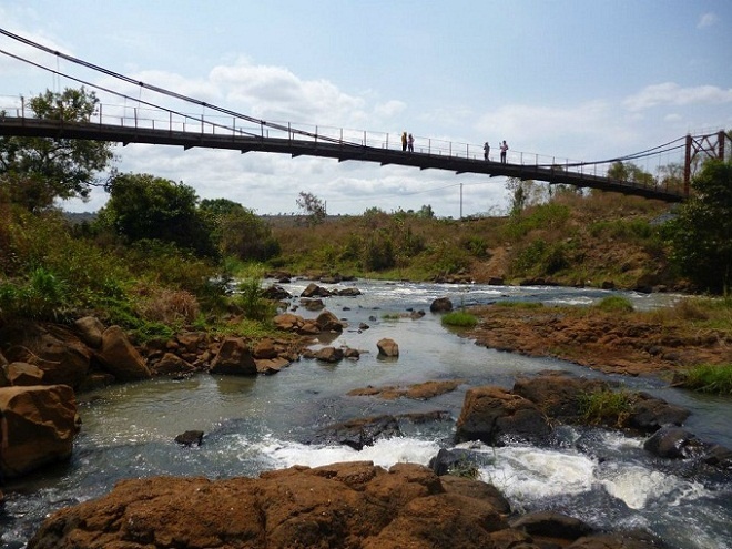 Dòng suối La Peet tung bọt trắng xóa đổ về thác nước Phú Cường.