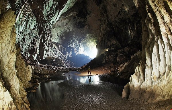 Hang động ở Vườn quốc gia Gunung Mulu có cấu trúc hoàn hảo với sự kết hợp của các lớp đá vôi tinh khiết, những thác nước cao. Ảnh: Holidaygogogo.