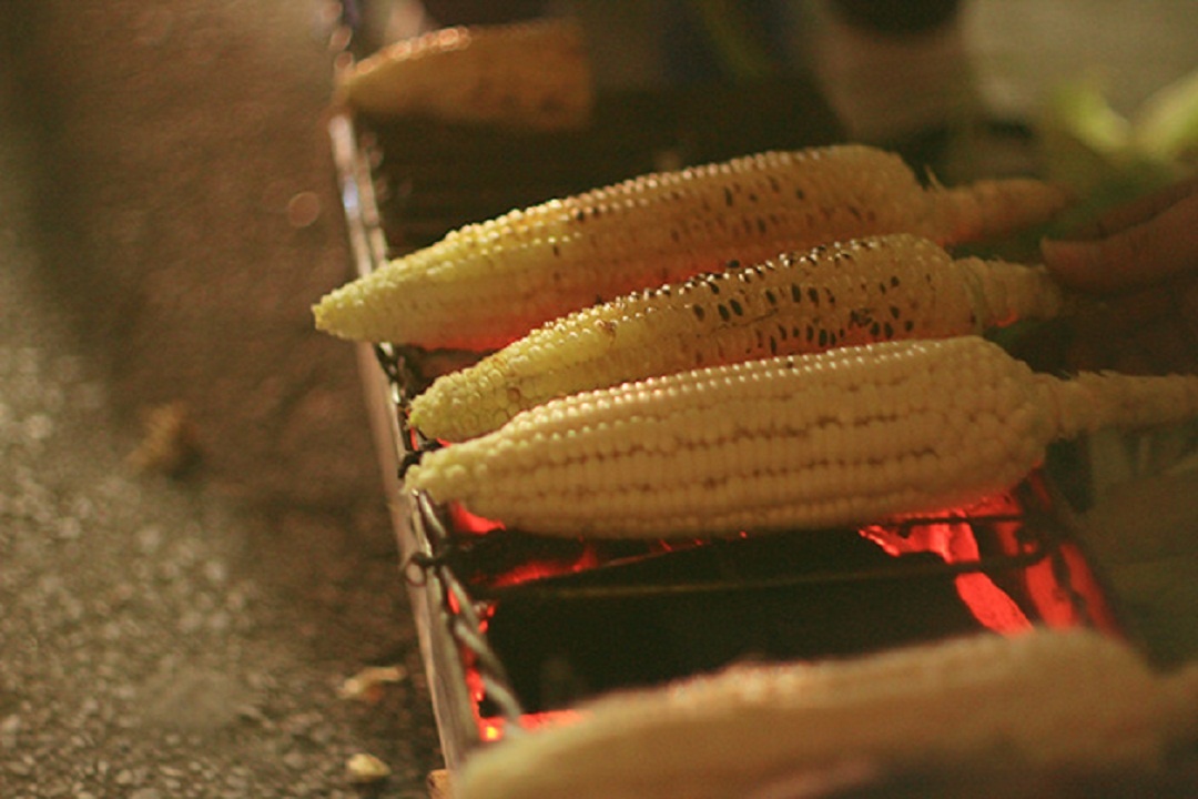 Thưởng thức trái bắp nướng nóng hổi, thêm chút mắm nêm sẽ khiến bạn phải say lòng.