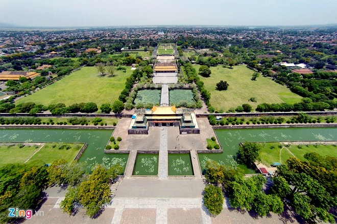 Quần thể di tích kinh thành Huế nằm dọc bên bờ sông Hương thơ mộng. Ảnh: Lê Hiếu - Mạnh Thắng.