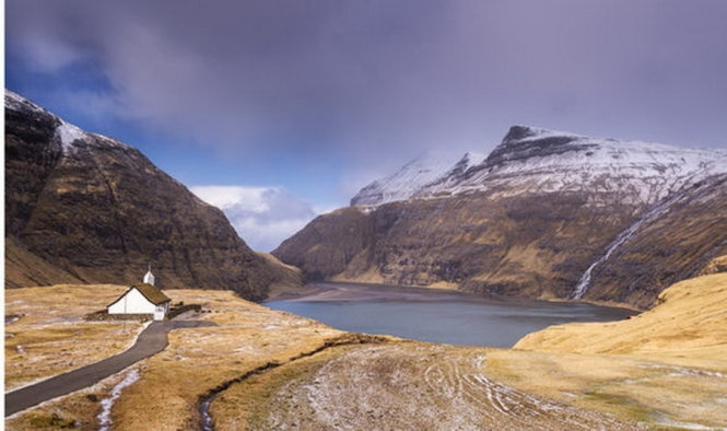 4. Greenland, Đan Mạch: Nếu chiến sự nổ ra tại châu Âu, Đan Mạch sẽ chịu ảnh hưởng ít nhiều vì là thành viên của NATO và vị trí cận kề hầu hết các cường quốc của lục địa già.  Tuy nhiên, vùng đất Greenland thuộc Đan Mạch là một ngoại lệ. Cũng giống Iceland, Greenland cực kỳ xa xôi hẻo lánh, có nhiều đồi núi và quan trọng hơn là hoàn toàn trung lập về chính trị.