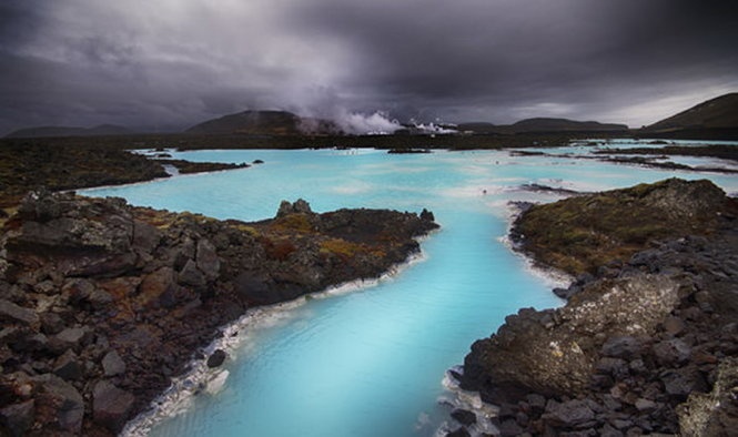 5. Iceland: Đứng đầu trong bảng chỉ số xếp hạng các quốc gia yên bình nhất năm 2015, Iceland nổi tiếng với sự bình yên của mình.  Không hề có chung biên giới với quốc gia nào, lại có địa thế đồi núi tạo thành lớp lá chắn tự nhiên, đồng thời cung cấp nơi trú ẩn nếu có chiến tranh, đây quả là nơi không nên bỏ qua nếu tình hình thế giới bất ổn.  