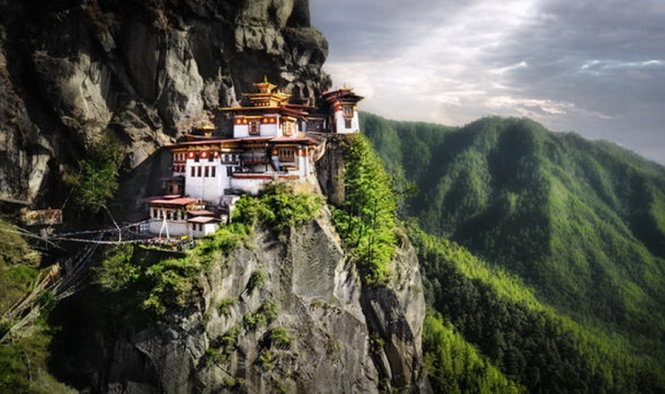 7. Bhutan: Với việc sở hữu địa thế độc nhất vô nhị, đây là quốc gia tuyệt vời để trú ngụ nếu thế chiến xảy ra lần nữa. Được bao bọc bởi dãy Himalayan, Bhutan là một trong những quốc gia tách biệt nhất thế giới.  Kể từ khi gia nhập Liên hợp quốc năm 1971, Bhutan đã giữ nguyên lập trường chính trị của mình là không can thiệp vào tình hình chính trị của bất kì quốc gia nào, cũng nhưng không hề thiết lập quan hệ ngoại giao với Mỹ.