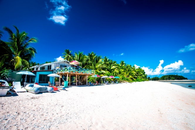 9. Tuvalu: Nằm lọt thỏm trong Thái Bình Dương, Tuvalu là quốc gia vô cùng hẻo lánh và hoang sơ. Chính sự tách biệt ấy đã giúp Tuvalu tránh được các hoạt động chính trị trong khu vực lôi kéo.  Ngoài ra, với dân số ít và tài nguyên nghèo nàn, các cường quốc dường như chả có lý do gì để tấn công Tuvalu. Chưa kể, người dân Tuvalu phải tự cung tự cấp và tự sử dụng hầu hết các sản phẩm mình làm ra nên họ hoàn toàn không lệ thuộc vào ai.