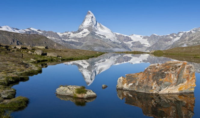 10. Thụy Sĩ: Với quan điểm chính trị trung lập lâu đời, hệ thống hầm trú ẩn rộng khắp và lực lượng vũ trang được trang bị tối tân, Thụy Sĩ đã chứng tỏ đây là nơi trú ẩn an toàn nhất trong suốt thời kỳ xung đột vũ trang tại châu Âu trong quá khứ.  Tiếp giáp Đức, Pháp và Italia, đây có thể là hiểm họa tiềm tàng nếu chiến tranh nổ ra, tuy nhiên quốc gia này vẫn có khả năng trụ vững nhờ địa thế đồi núi hiểm trở của mình. Điều này đồng nghĩa với việc người dân có thể tạm thời lánh nạn trên núi nếu xung đột nổ ra.