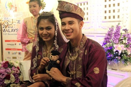 Hồ Vĩnh Khoa vui duyên mới không quên… chụp ảnh cùng linh vật của Hàng không Malaysia.
