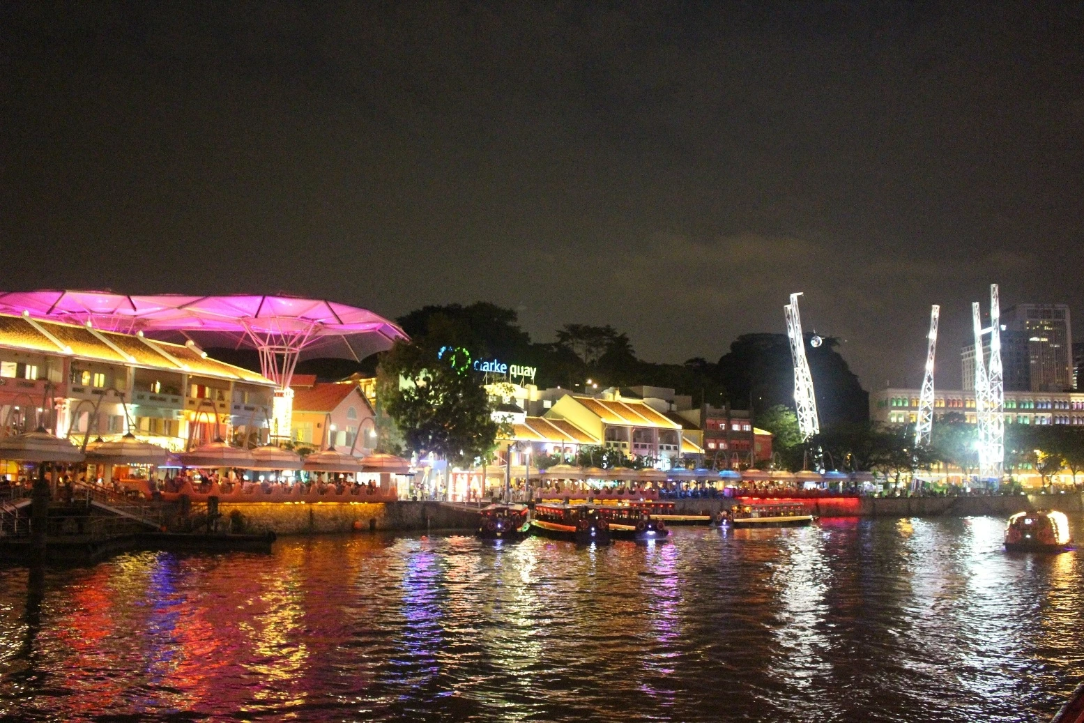 Khu vực cầu cảng Clarke Quay náo nhiệt về đêm. 