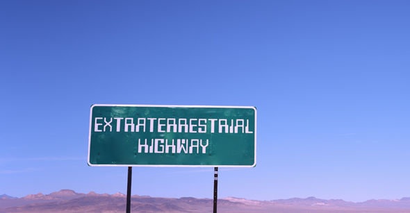 10. Khu vực 51. Khu vực 51 là khu căn cứ bí mật của Mỹ nằm sâu trong sa mạc Nevada. Cho đến nay, mục đích thành lập khu căn cứ này vẫn là dấu hỏi lớn với công chúng.  Nhiều người tin rằng nơi đây ẩn giấu công nghệ ngoài hành tinh hoặc các kỹ thuật thí nghiệm cao cấp. Đây là nơi hạn chế người ra vào và được bao bọc bằng mìn và hàng rào xung quanh.