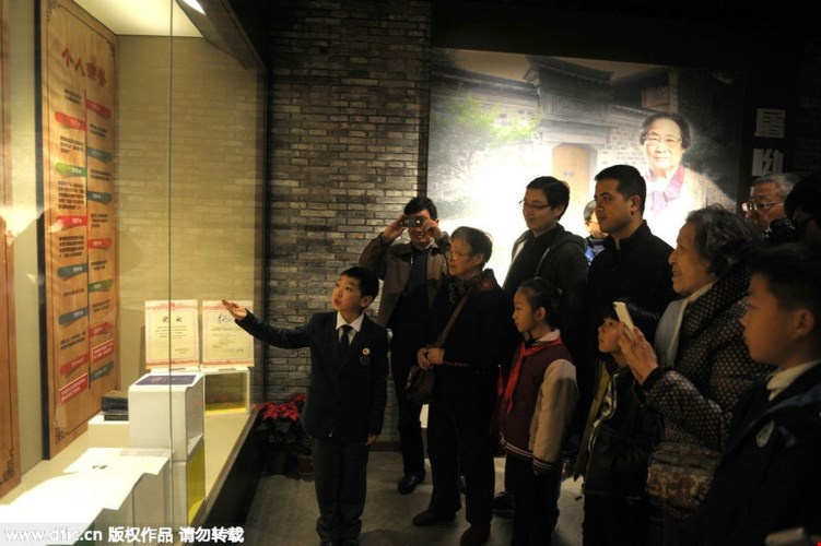   Du khách tại một cuộc triển lãm về Đồ U U tổ chức tại quê hương bà. Cuộc triển lãm tại Bảo tàng giáo dục Ninh Ba đã giới thiệu kinh nghiệm và thành tích học tập của bà.