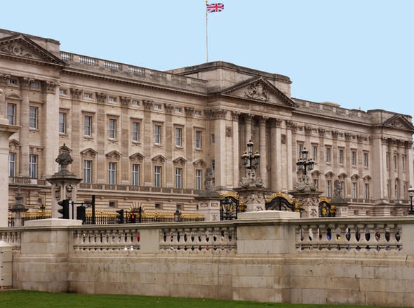 5. Phòng ngủ của nữ hoàng Anh. Căn phòng nằm chôn sâu dưới cung điện Buckingham và được bảo vệ nghiêm ngặt. Tuy nhiên, vào năm 1982, một người đàn ông tên là Michael Fagan đã lẻn vào đây.   Vụ án này được xem là vụ đột nhập an ninh lớn nhất hoàng gia Anh.