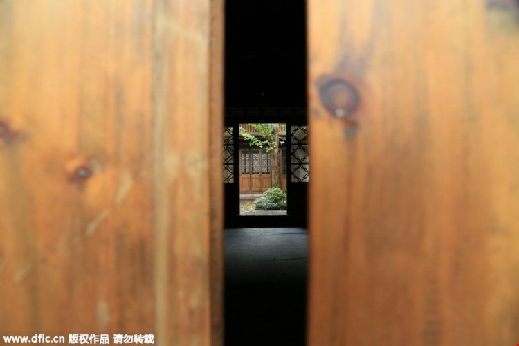   Không gian phía trong ngôi nhà của bà Đồ U U nhìn qua khe cửa.