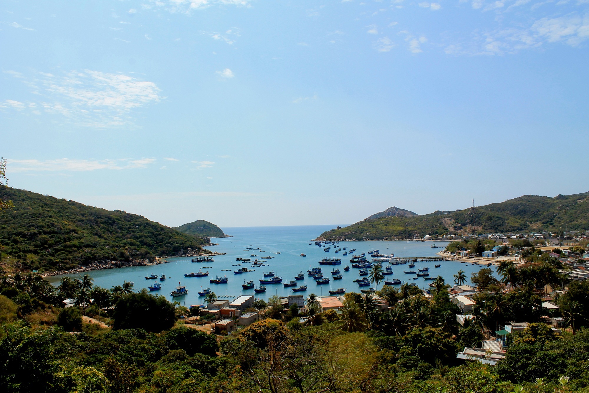 Đến với Vĩnh Hy, bạn không chỉ đi tàu đáy kính ngắm san hô mà còn có thể thưởng thức những bữa tiệc hải sản thật đã, được tắm biển Bà Điên hay lên suối Lồ Ồ để ngâm mình trong làn nước mát lạnh của núi rừng.