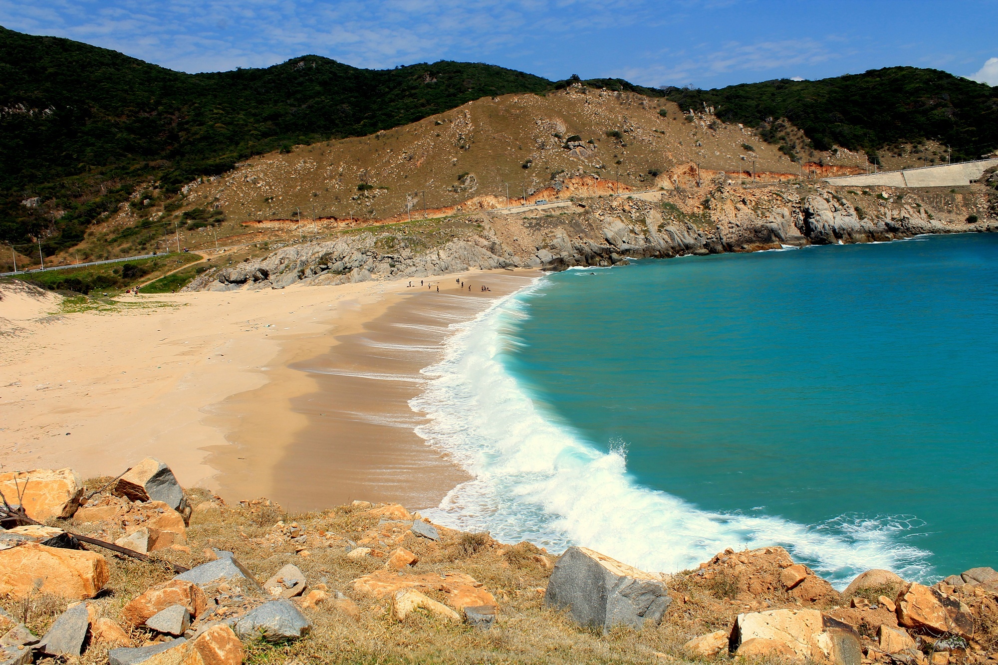 Bạn có thể dựng lều trại qua đêm và ngắm mình minh lên ở Bãi Chuối.