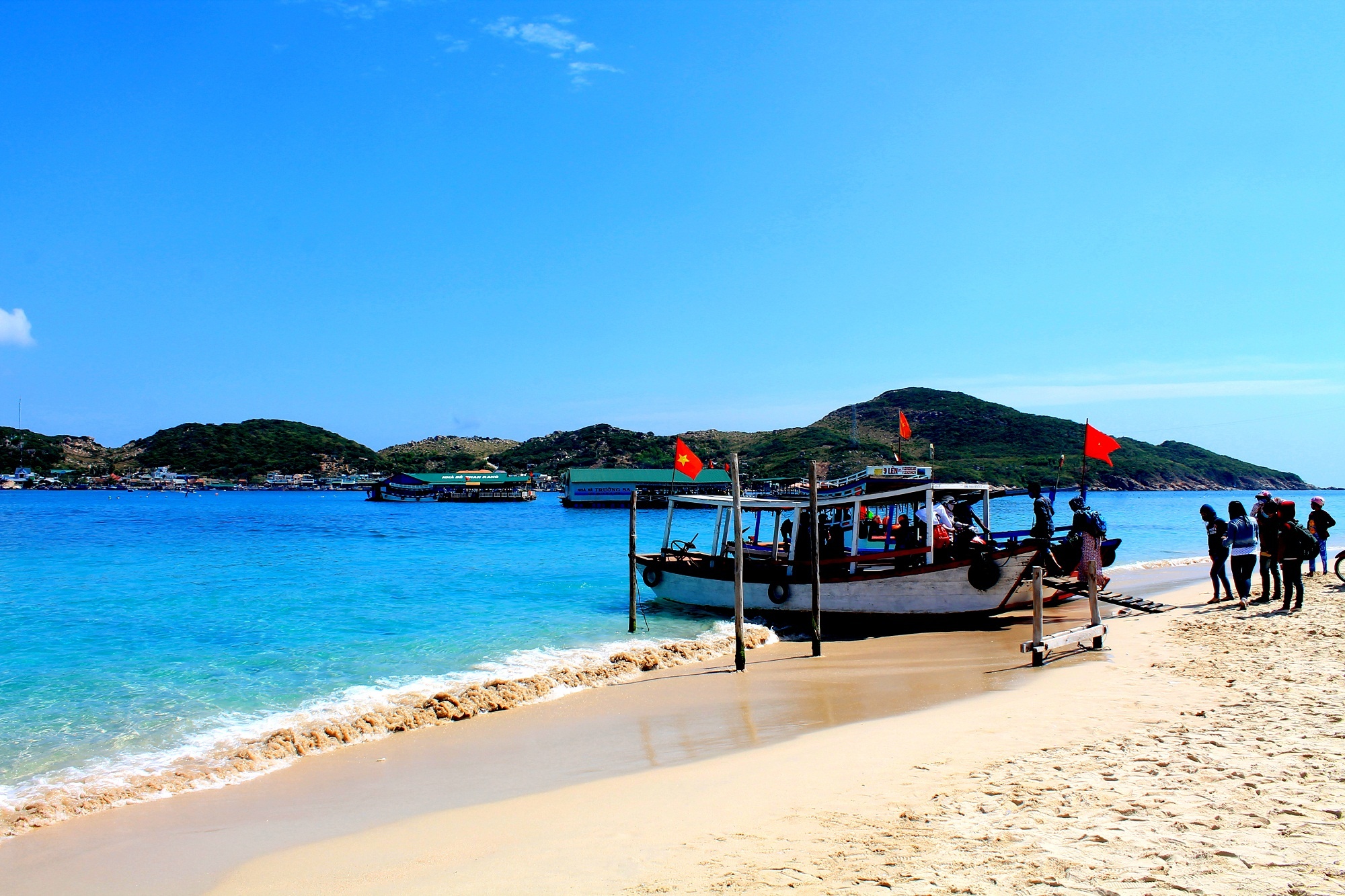 Bãi Kinh trong xanh đẹp ngất ngây bao trái tim của kẻ yêu biển. Nơi đây là điểm dừng chân lý tưởng trước khi có ý định sang đảo Bình Hưng.