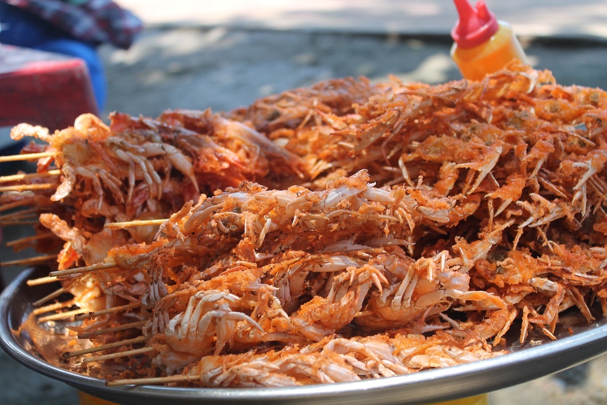 Thưởng thức hải sản bên những mái chòi tranh cạnh bãi biển 30/4 để cảm nhận được sự thư thái và thanh bình . Ảnh: Phước Bình.