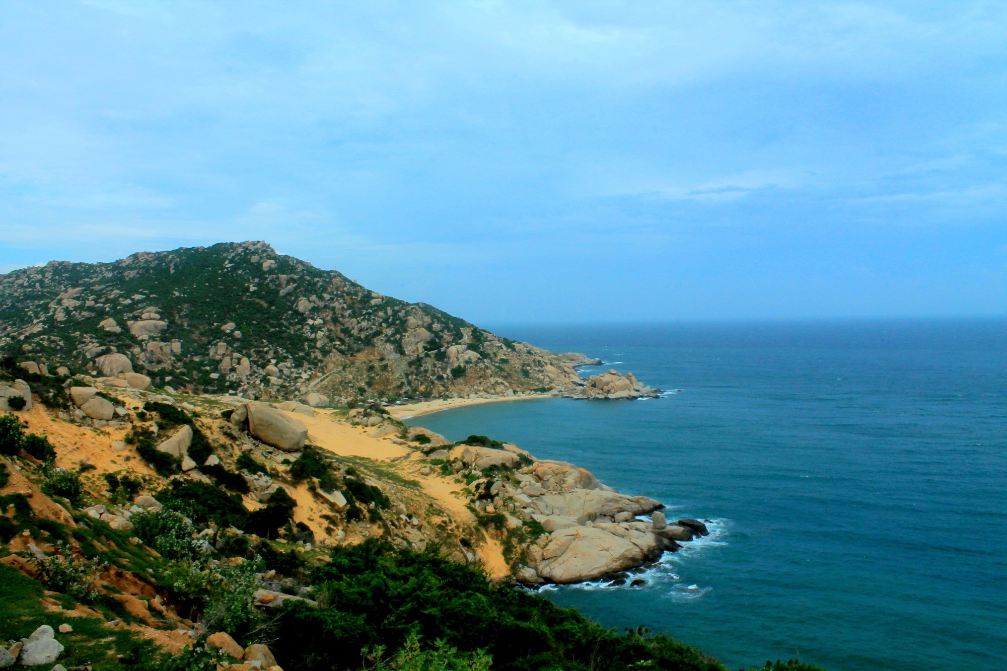 Mũi Dinh tuy là địa chỉ ít người biết đến, thế nhưng nơi đây sẽ mang lại cho bạn những trải nghiệm thú vị như đua xe địa hình trên đồi cát, lướt sóng biển,.... Đặc biệt, đứng trên hải đăng Mũi Dinh, bạn có thể thu vào tầm mắt đồi cát trắng thênh thang, biển trời ba la, xa xa là làng chài Sơn Hải, những chiếc thuyền câu bé nhỏ,…