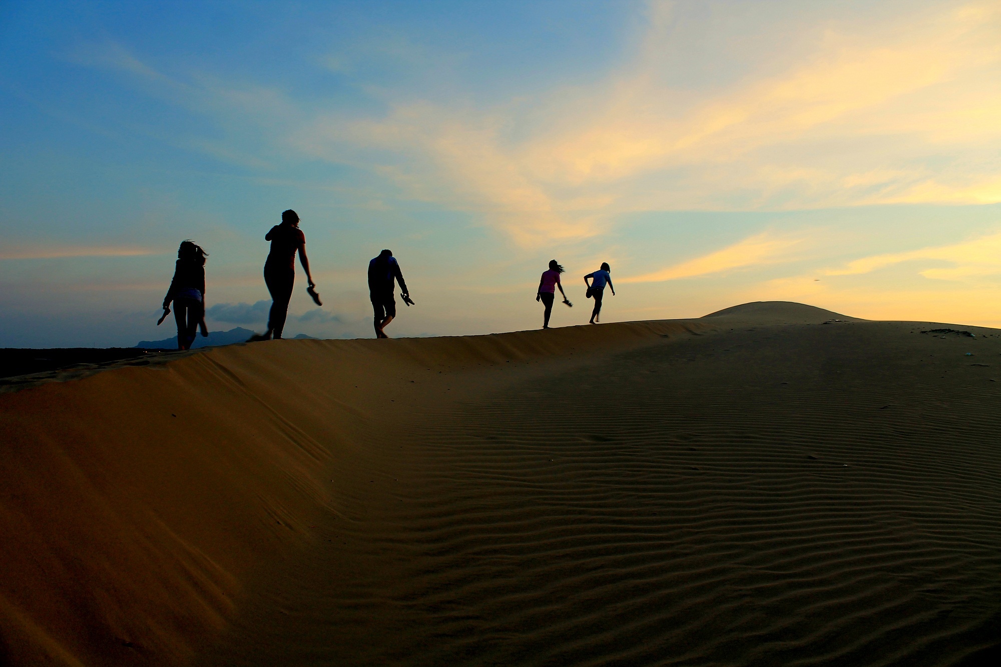 Những buổi chiều lộng gió chạy nhảy hay trượt cát trên sa mạc Nam Cương, ngắm hoàng hôn dần buông,…quả là một điều tuyệt vời.