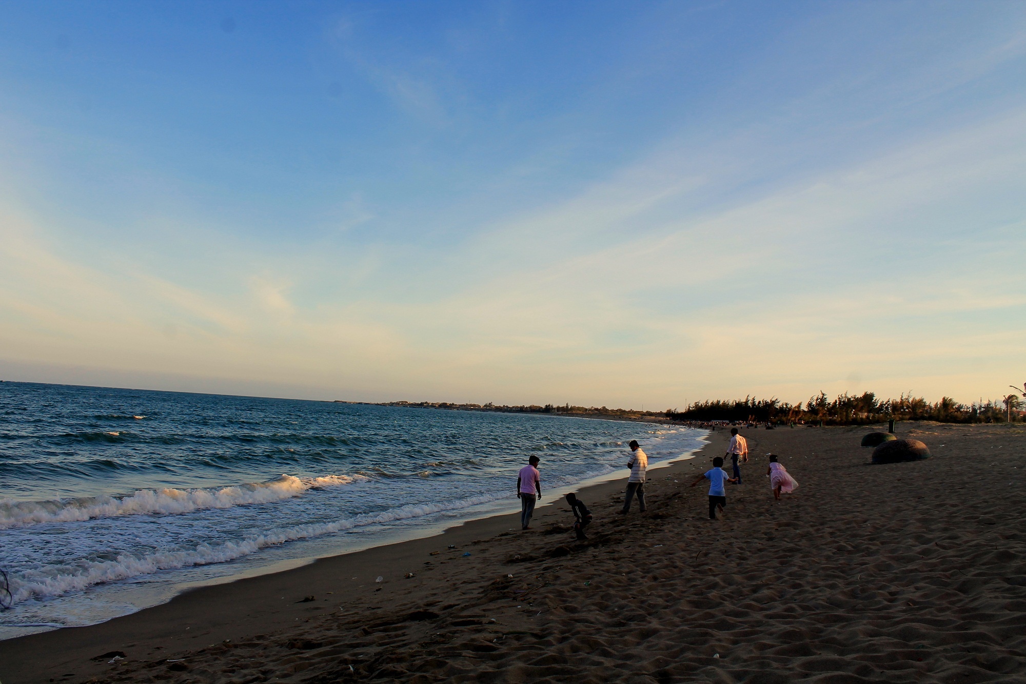 Biển Ninh Chữ nằm cách trung tâm thành phố Phan Rang chừng 5km cũng là điểm đến tuyệt đẹp trên cung đường biển này. Nhớ đừng quên tắm biển và thưởng thức hải sản nơi đây.