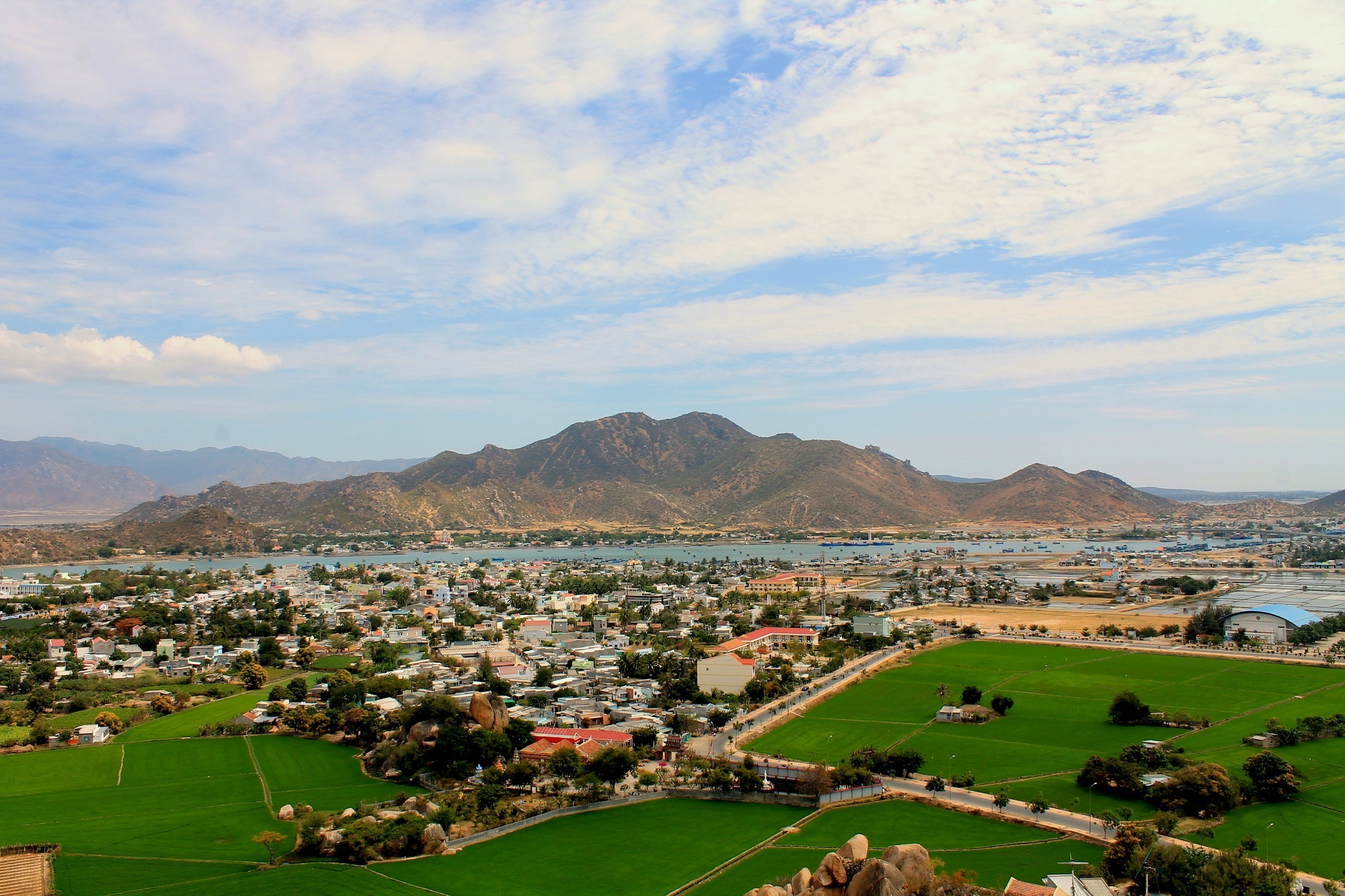 Nếu du khách muốn ngắm toàn cảnh biển Ninh Chữ, Đầm Nại quyến rũ trong ánh đèn đêm huyền ảo, thì núi Phụng Hoàng là điểm ngắm lý tưởng. 