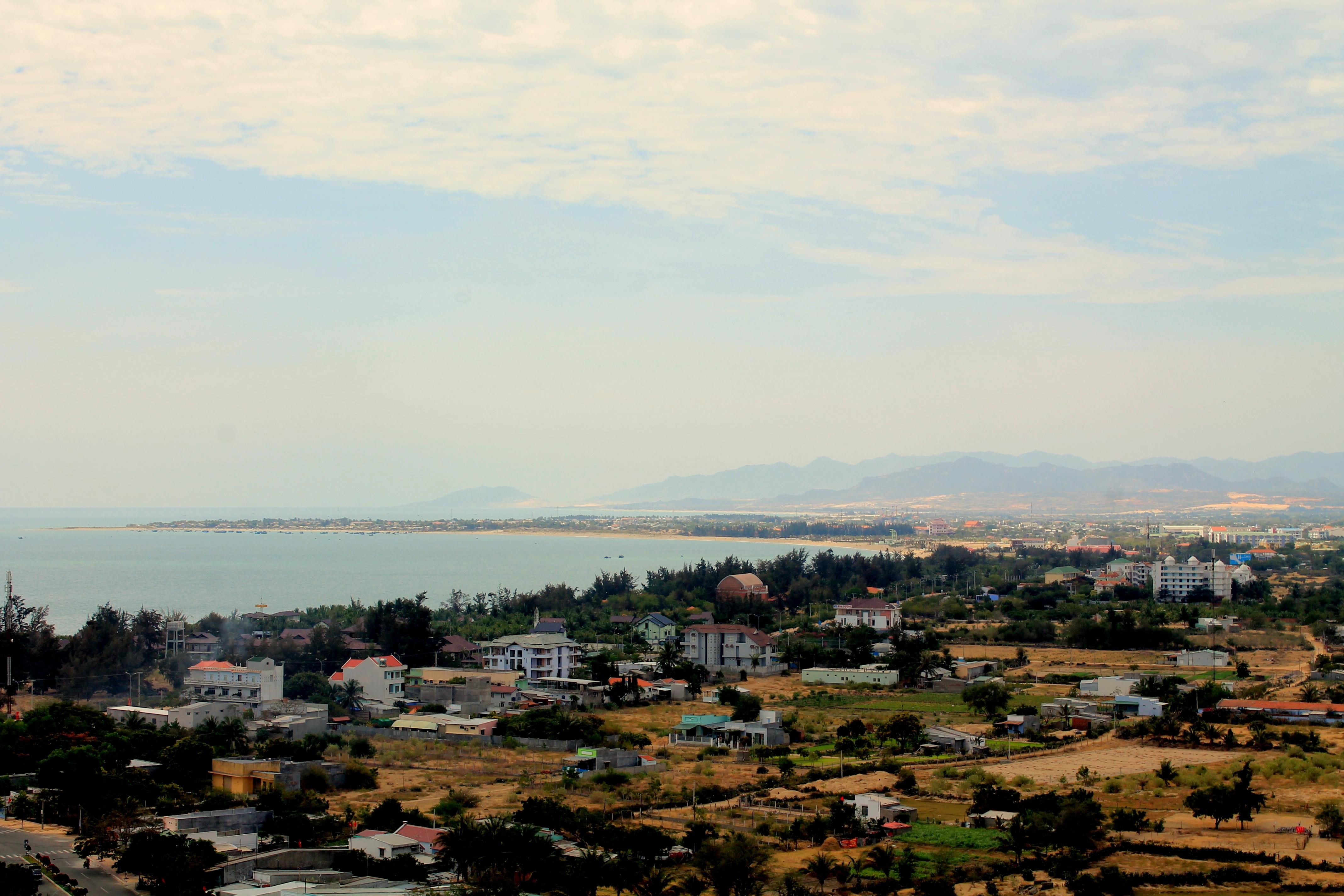 Bạn cũng có thể tham quan, thưởng ngoạn phong cảnh núi Phụng Hoàng, Thiền Viện Trúc Lâm và ngắm cánh đồng lúa xanh rờn dưới chân núi,…