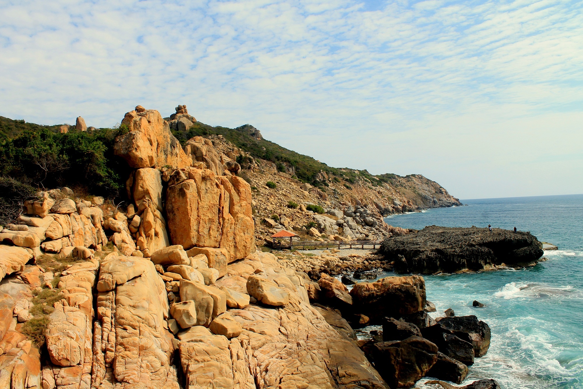 Hang Rái vẫn còn mang trong mình nét đẹp hoang sơ của biển cả, sự hùng vĩ của núi rừng. Hiện đây, đây được xem là nơi chụp ảnh cưới hot nhất ở Ninh Thuận.