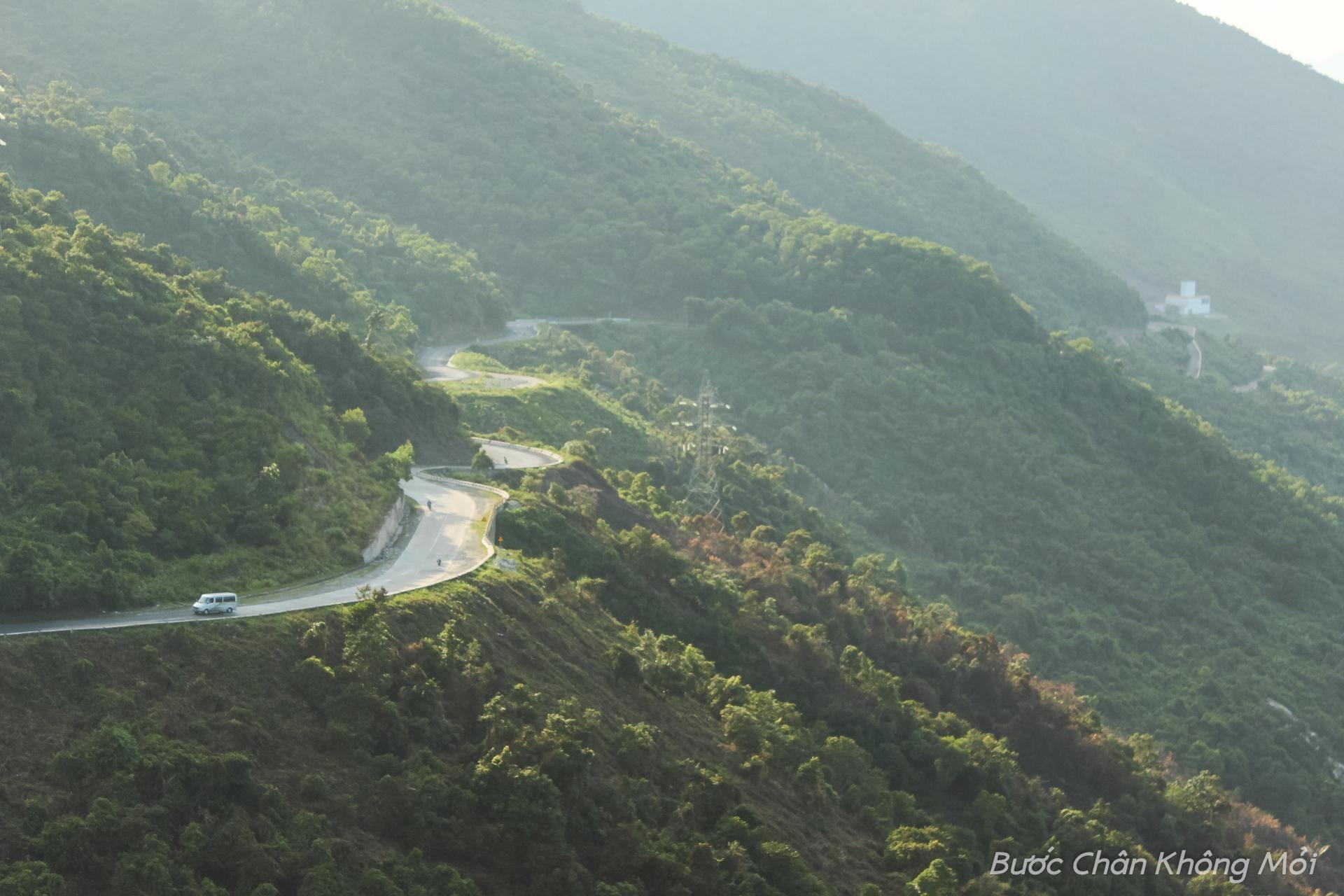 Đèo Hải Vân: Đèo Hải Vân trải dài 20km từ Huế đến Đà Nẵng, cắt ngang dãy núi Bạch Mã và nổi lên trên nền nước biển xanh ngắt của biển Đông. Mặc dù có nhiều đoạn cua và dốc nguy hiểm nhưng con đèo vẫn thu hút nhiều khách du lịch đến ngắm cảnh hay những cặp đôi chụp ảnh cưới.