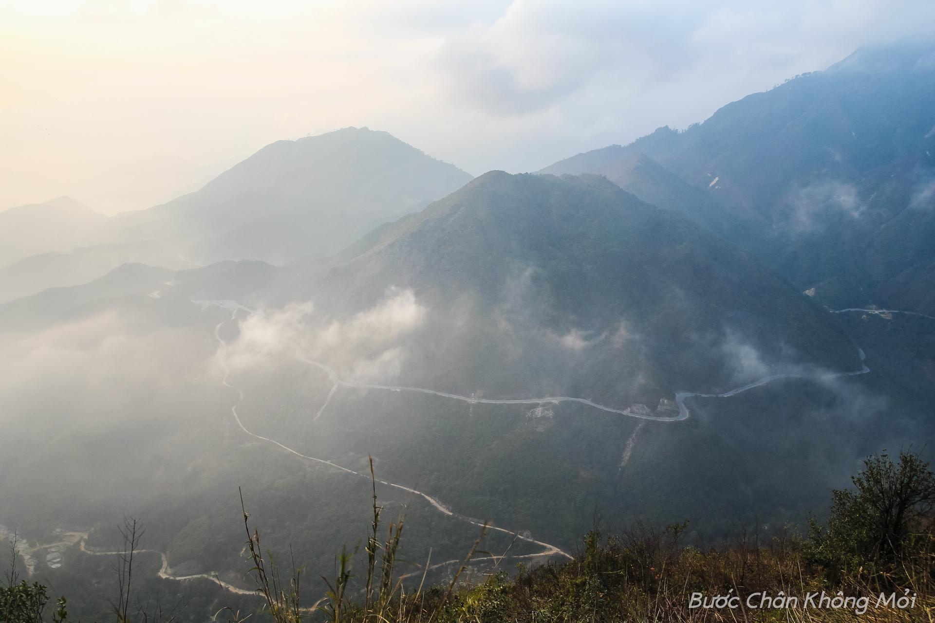 Đèo Ô Quy Hồ: Đèo Ô Quy Hồ dài gần 50km,  nằm trên tuyến quốc lộ 4D cắt ngang dãy Hoàng Liên Sơn để nối liền hai tỉnh Lào Cai và Lai Châu với đỉnh đèo ở độ cao 2000m chính là ranh giới của hai tỉnh.